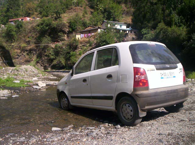 en Route river bed after kandaghat - time to cool off tyres