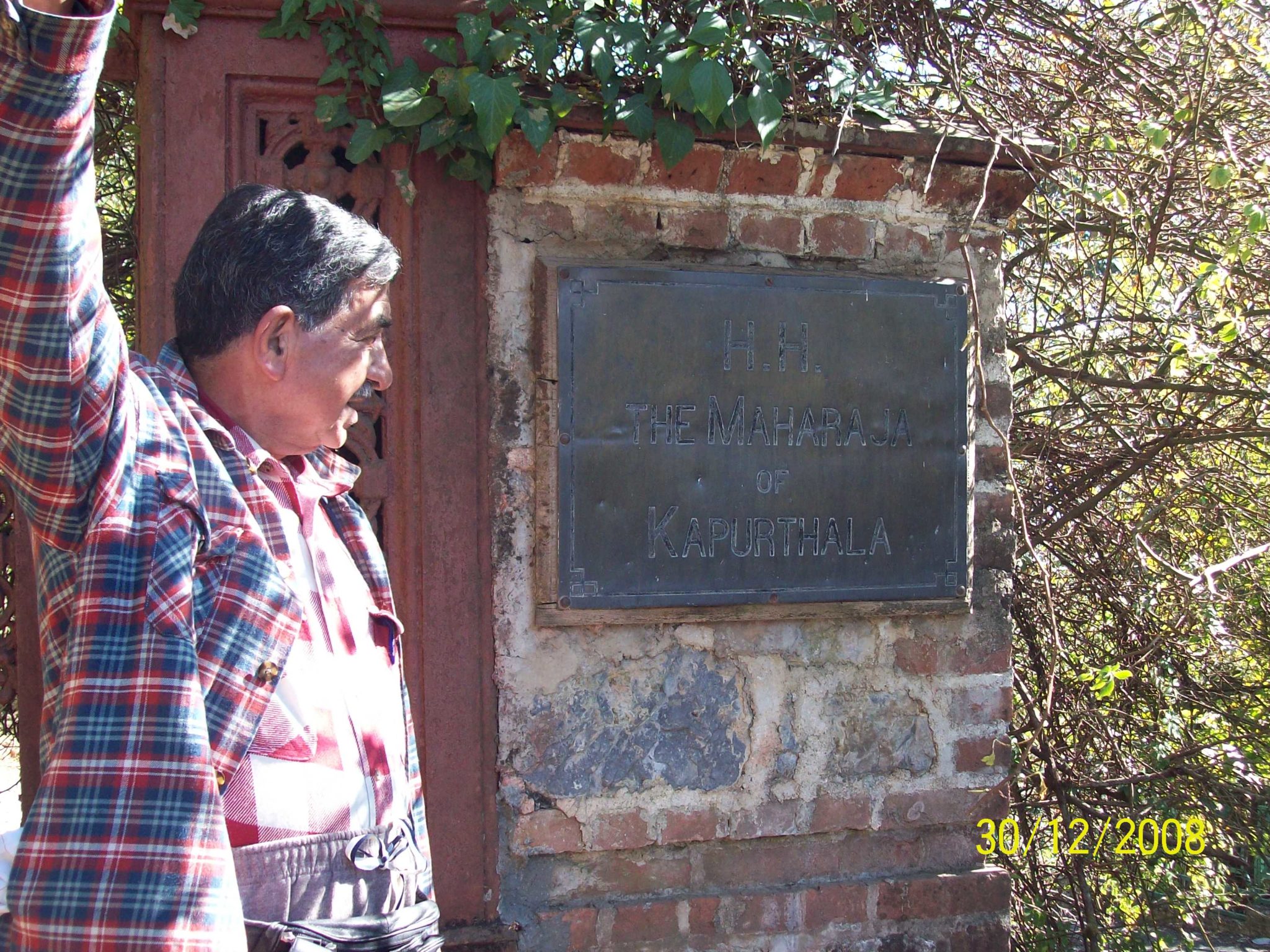 opposite-the-maharaja-of-kapurthalas-residence