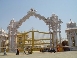 maha-lakshmi-golden-temple-entrance
