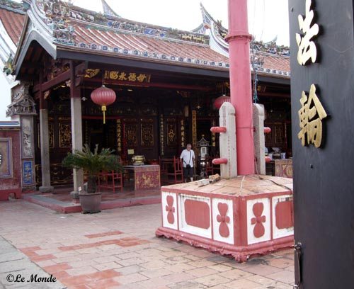 मंदिरों में भी लाल रंग की भरमार ?