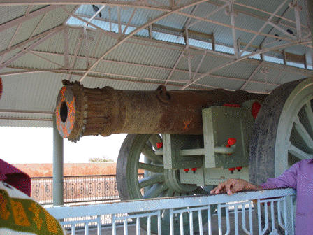 the-worlds-biggest-and-heaviest-cannon-placed-in-jaigarh
