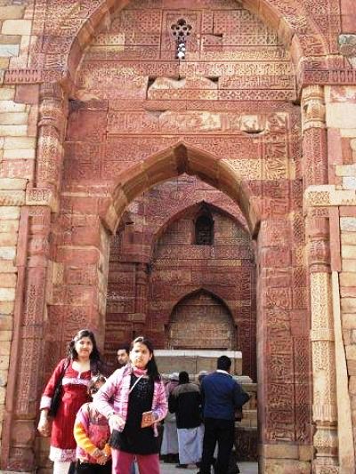  Tomb of Iltutmish - carving outside
