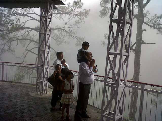 मेरे मित्र एवं उनके परिवार के द्वारा माँ को वापसी में प्रणाम