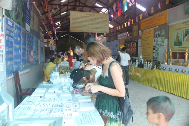 Pay to write message on marble to be used in the statue 