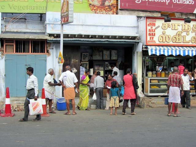 the famous iruttukadai halwa shop in tirunelveli