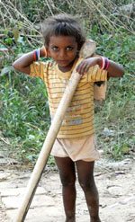 अपने आकार से बड़ा फावड़ा उठाये घूम रहा एक बच्चा