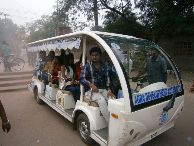 ताज महल परिसर में बैटरी चलित वाहन