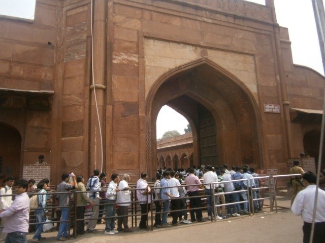ताज महल में प्रवेश के लिए कतार