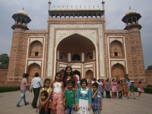 ताज महल के प्रवेश द्वार पर बच्चों की फौज