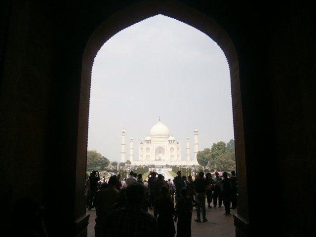 प्रवेश द्वार से ताज महल की पहली झलक