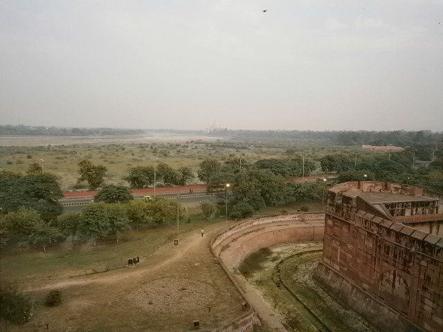 लाल किले से दिखाई देता आगरा का बाहरी दृश्य ..................दूर दिखाई दे रहा ताज महल