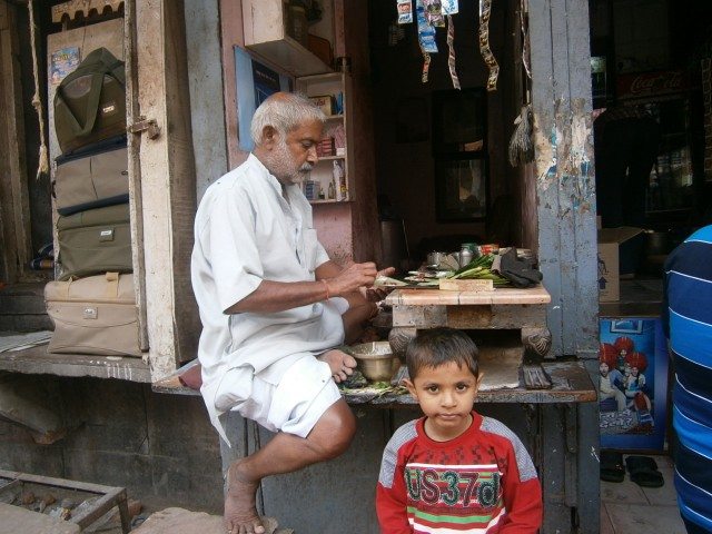 खाई के पान बनारस वाला ........