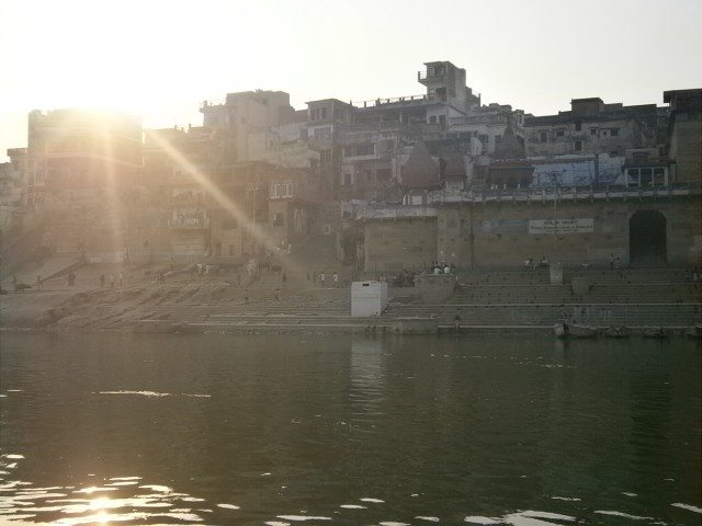 सूर्य की पहली किरणों से नहाया वाराणसी का घाट