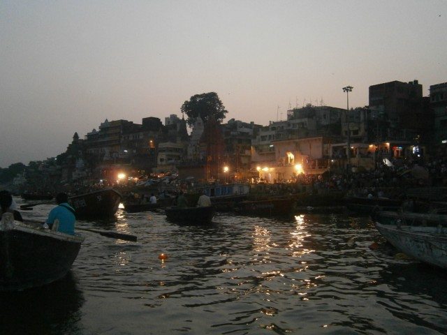 दिन ढल गया ..........रात होने को है 