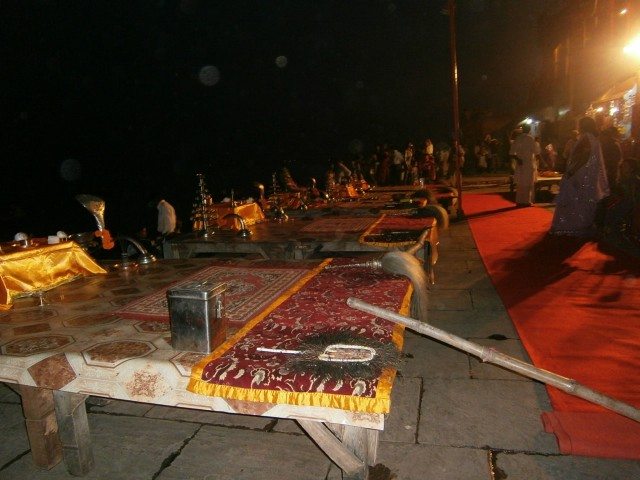 आरती की तैयारी अपने आरंभिक चरणों में  