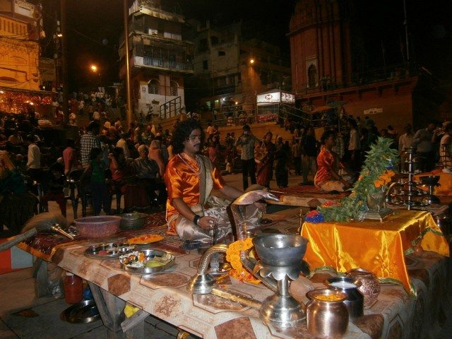 पंडित जी अपने आसन पर विराजमान हो चुके हैं 