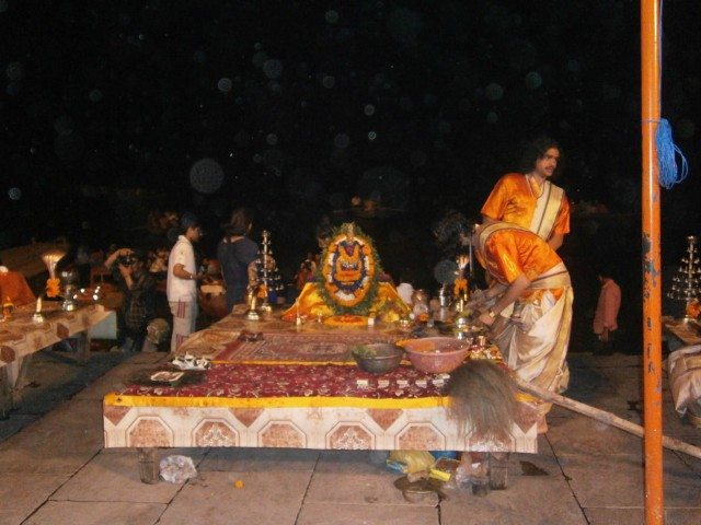 गंगा आरती के लिए सजाया जा रहा तखत 