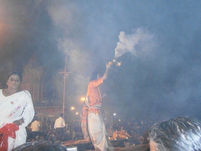 जय गंगा मैया .......धुप एवं अगरबत्ती के पावन धुंए तथा सुगंध से सारा दशाश्वमेध घाट भक्ति के रस में डूब चूका है  