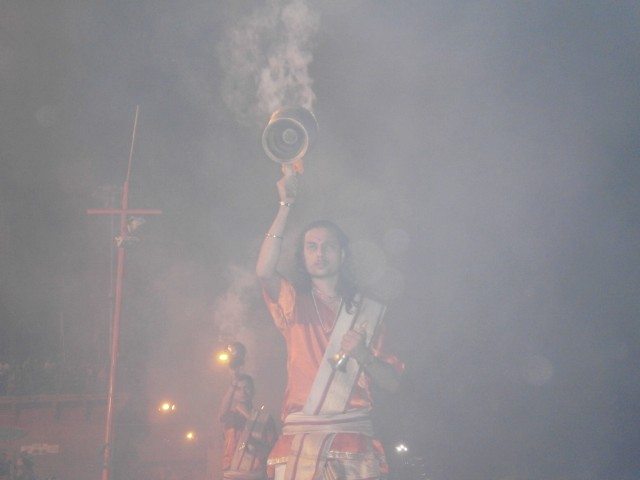 धुप एवं अगरबत्ती के पावन धुंए तथा सुगंध से सारा दशाश्वमेध घाट भक्ति के रस में डूब चूका है  ...