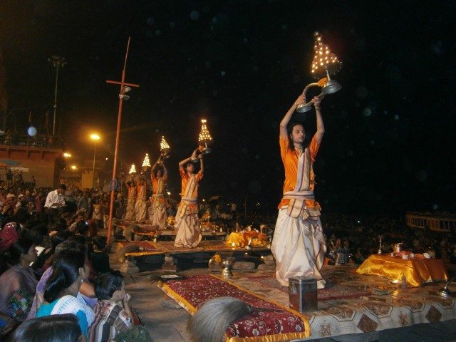 दीपों की रौशनी की जगमगाहट 