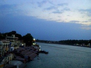 झुला पुल से गंगा के कुछ घाट...