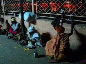 साधुओं की टोली विश्राम की तैयारी में...