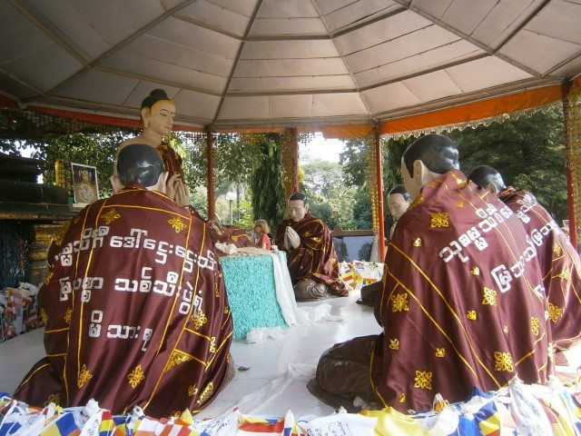 बोधि वृक्ष के निचे बुद्ध तथा उनके पांच शिष्यों की प्रतिमा जिन्हें उन्होंने अपना पहला प्रवचन दिया था 