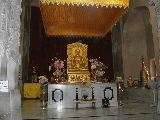 मूलगंध कुटी विहार मंदिर में स्थित बुद्ध प्रतिमा 