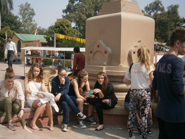 मूल गंध विहार में विदेशी मेहमान