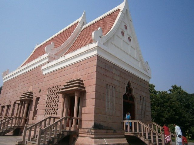 बुद्ध प्रतिमा केम्पस स्थित मंदिर 