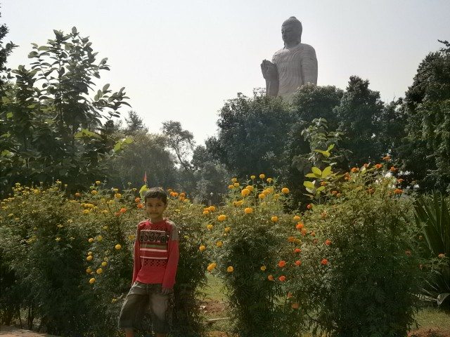 पीछे से झांकती विशाल बुद्ध प्रतिमा 