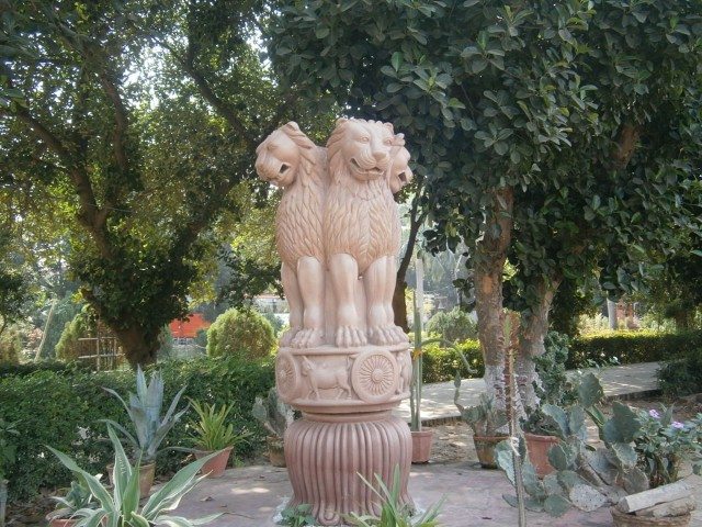 पीछे से झांकती विशाल बुद्ध प्रतिमा 