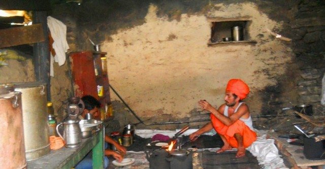 किचन में रोटियाँ सेकते जाट जोगी...