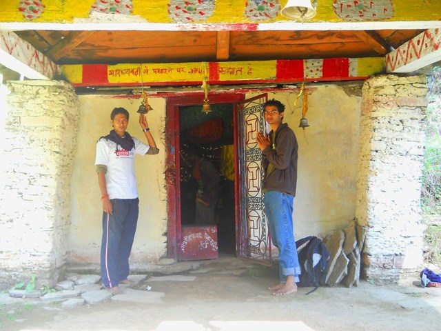 साधारण से लगने वाले भविष्य बद्री मंदिर के बाहर विपिन और पुनीत...