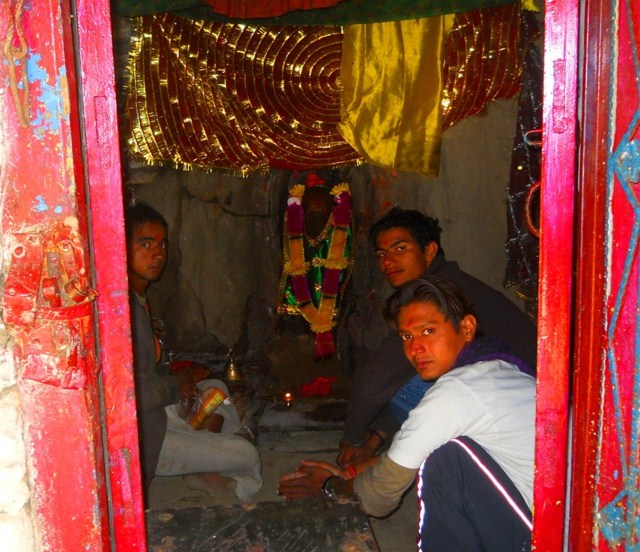 लोजी आप भी दर्शन करलो शिलारूप में भगवान् बद्री नारायण के!