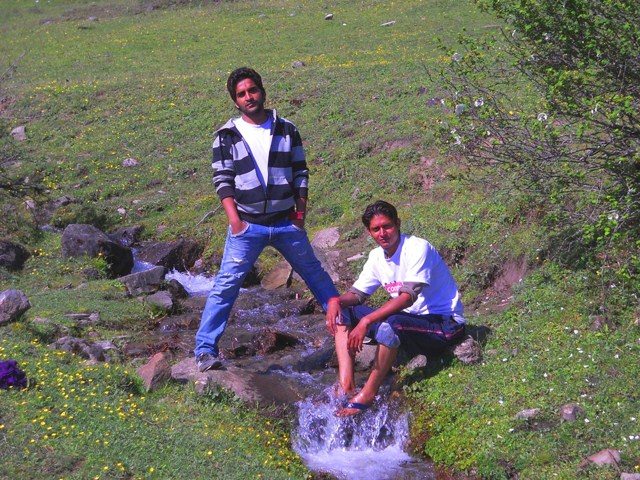 नीचे उतरते हुए एक जलधारा के पास दीपक और विपिन...