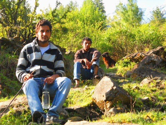 मार्गदर्शन करते हुए गाइड साब और उनके पीछे पुनीत, दीपक और मैं...