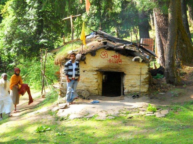 अघोरी बाबा की कुटिया के बाहर दीपक, भगवा वस्त्र पहने उनका चेला और स्वेत वस्त्र धारी एक बाबा जिन्हें हिंदी नहीं आती थी...