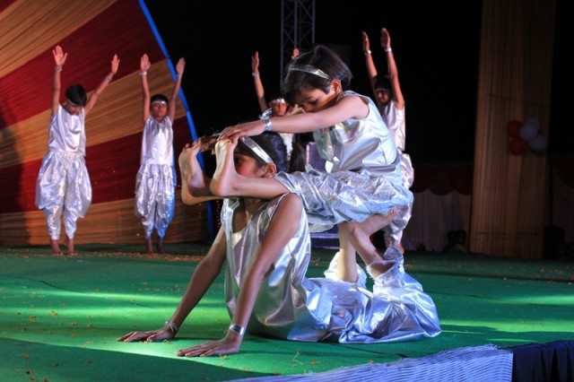 Modern digital cameras cope with unexpected colours of stage lights very well. 