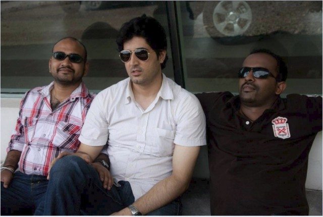 मैं, राहुल और हरी "Premier" शोरूम के बाहर बैठे हुए।