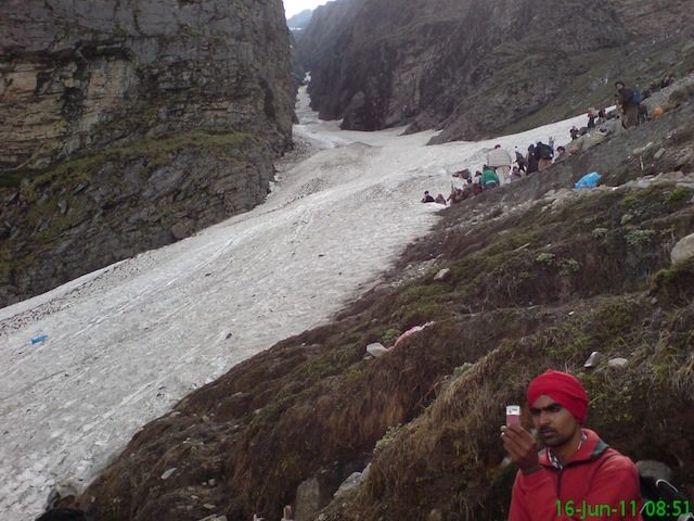 ग्लेशियर दूर से