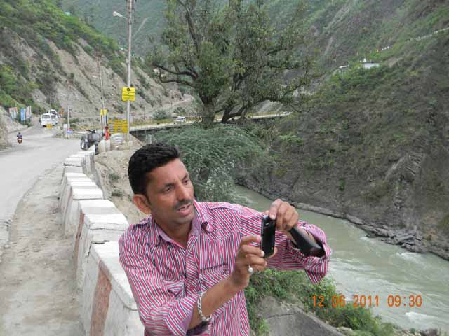 अलक्नन्दा के किनारे