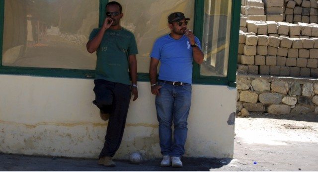 CSD कैंटीन के बाहर हरी और मैं नाश्ता पचाने की कोशिश करते हुए।