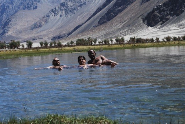 नाहते हुए।