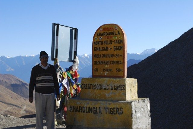 “खर्दुंग ला” टॉप पर अंकल फुल बाजू की स्वेटर मे।