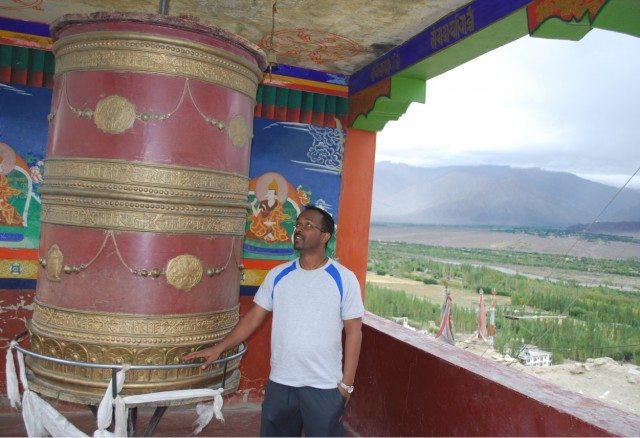 हरी मंत्रों का चक्र घुमाते हुए।