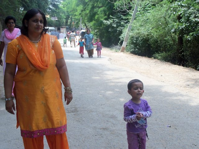 Pavani and her mummy negotiating the slope to Shankracharya temple