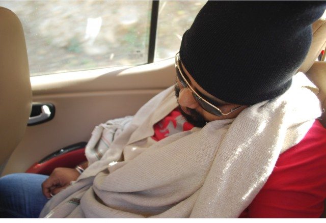 इतनी गहरी नींद की RayBan उतारने का भी टाइम नहीं मिला।