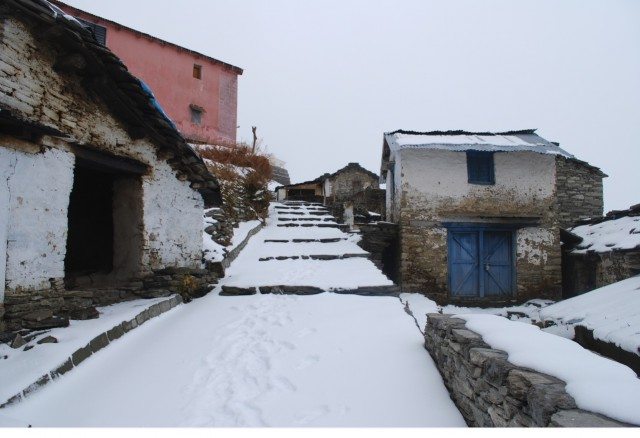 मकान, दुकान सब बंद।