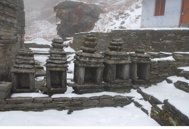 पाँच छोटे से मंदिर। शायद पांडव भाईयों को संभोदित करते हों।